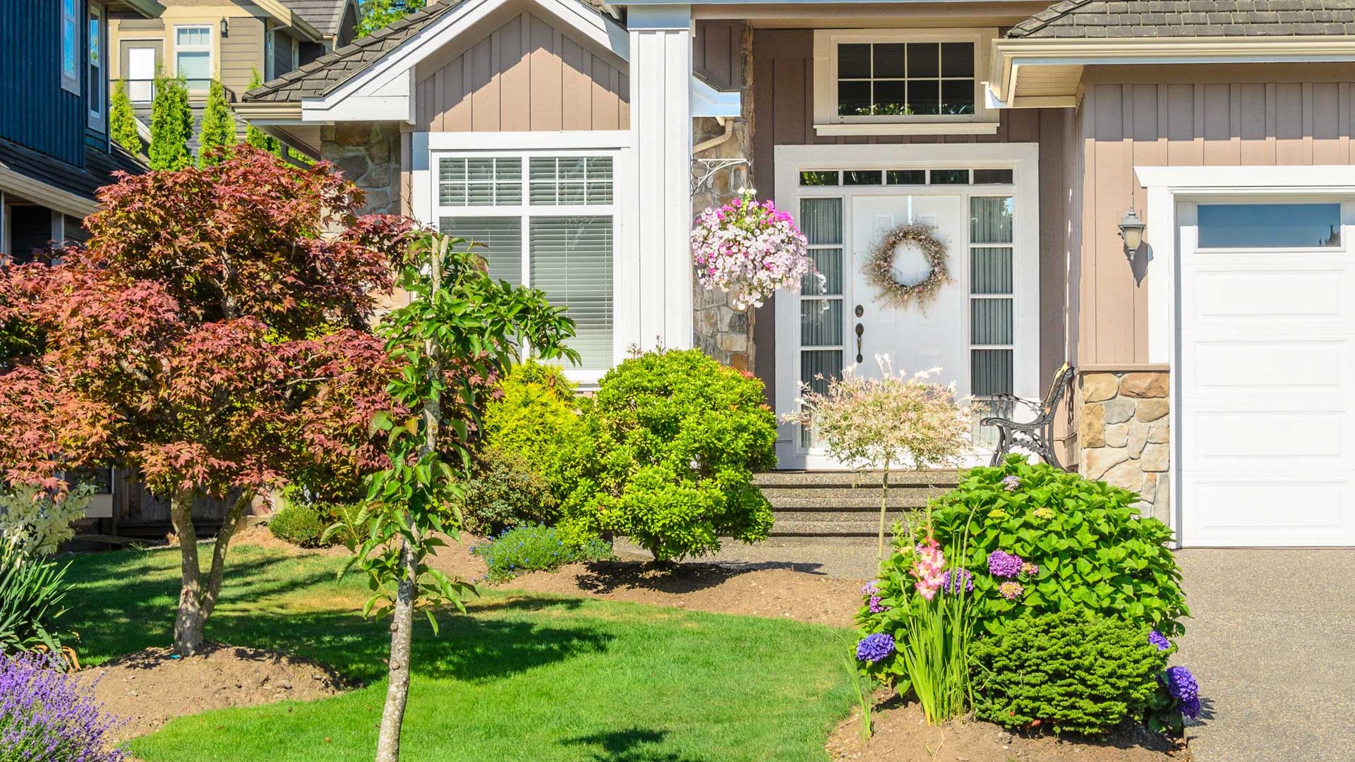 house-entry-white-door-grids-web