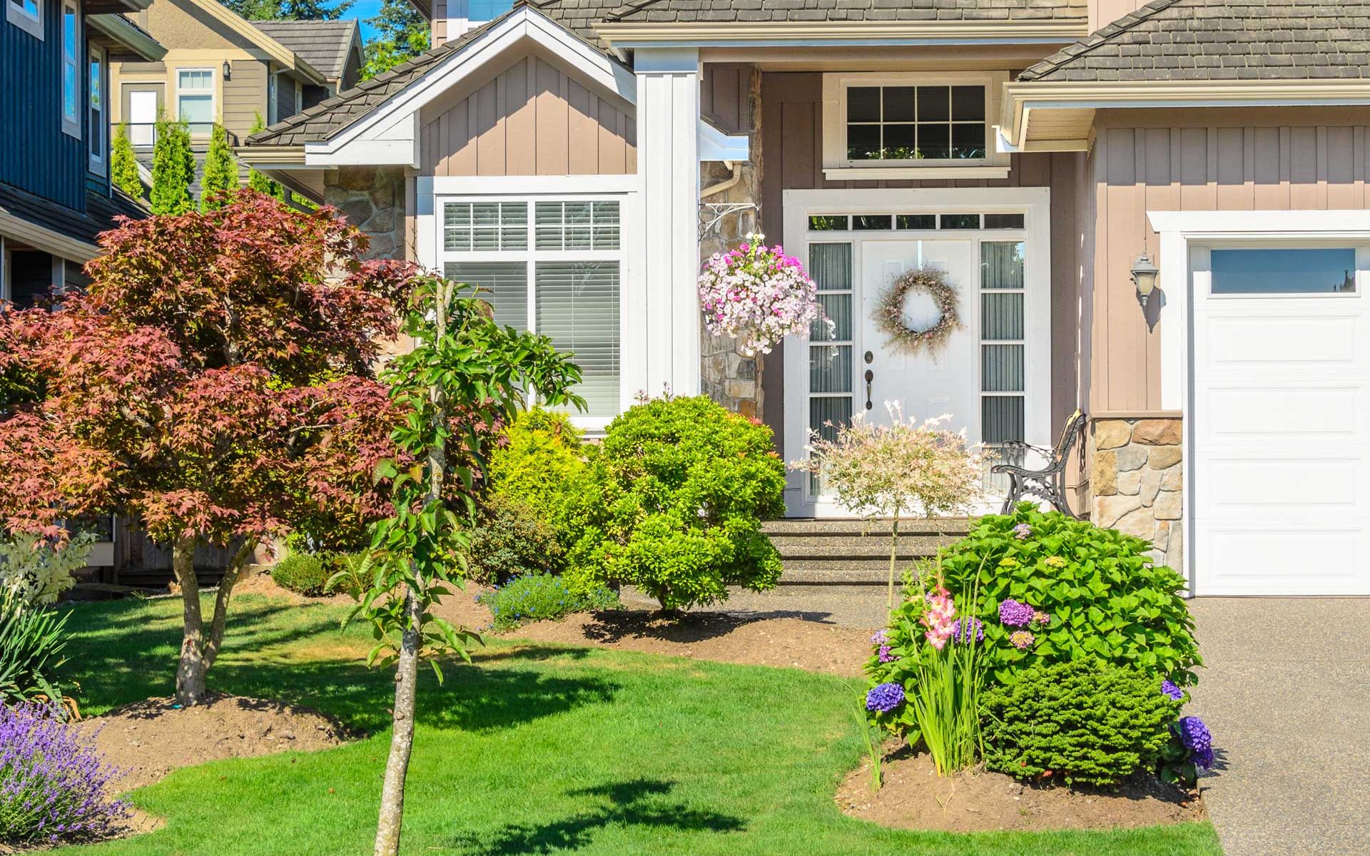 house-entry-white-door-grids-web